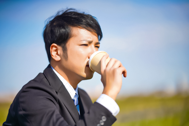 コーヒーを飲む男性の写真