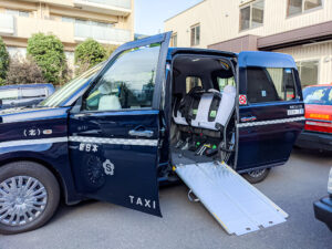 ジャパンタクシーの車椅子乗り込み口写真