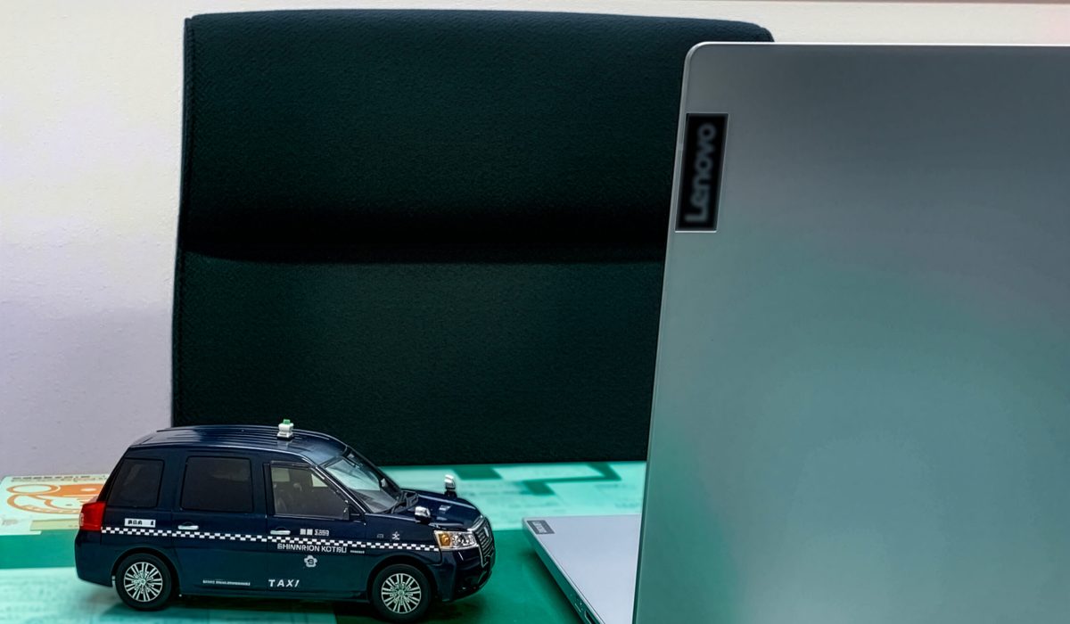 机の上にあるプラモデルタクシー